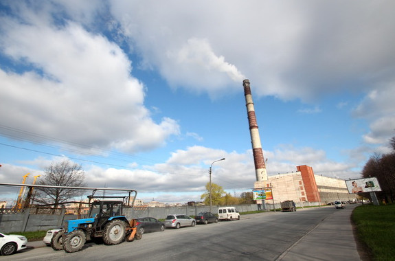Остатки дымовой трубы на Рыбинской «уронили» в процессе сноса - «Свежие новости строительства»