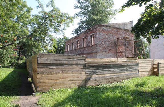 Старинный дом на Константиновской в Петергофе выпотрошили для реконструкции - «Свежие новости строительства»