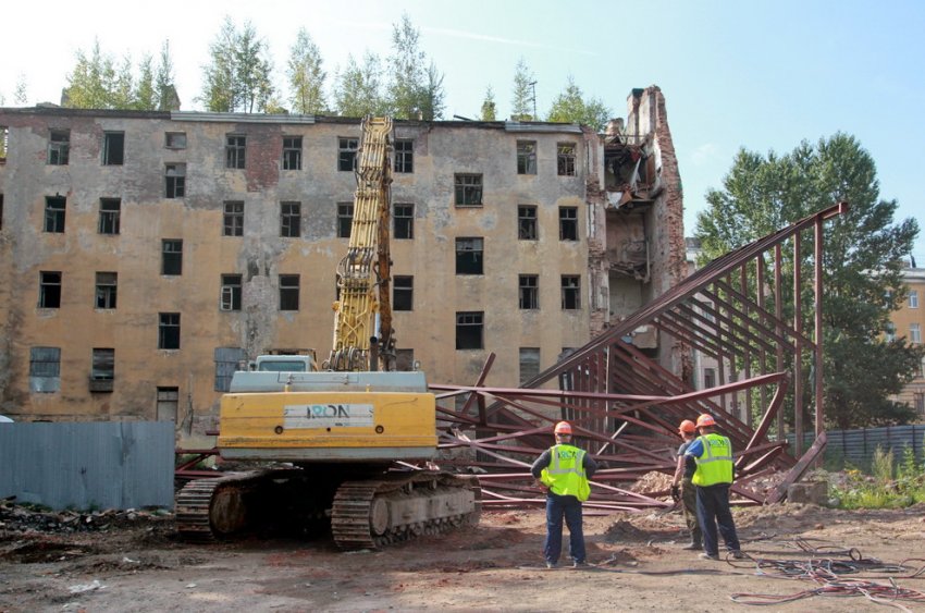 Накренившийся флигель на 11-й Красноармейской пошел под снос - «Свежие новости строительства»
