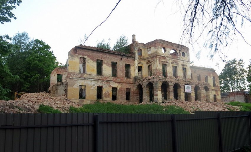 В Ропше сносят дворец Петра III: убрали все колонны портика - «Свежие новости строительства»