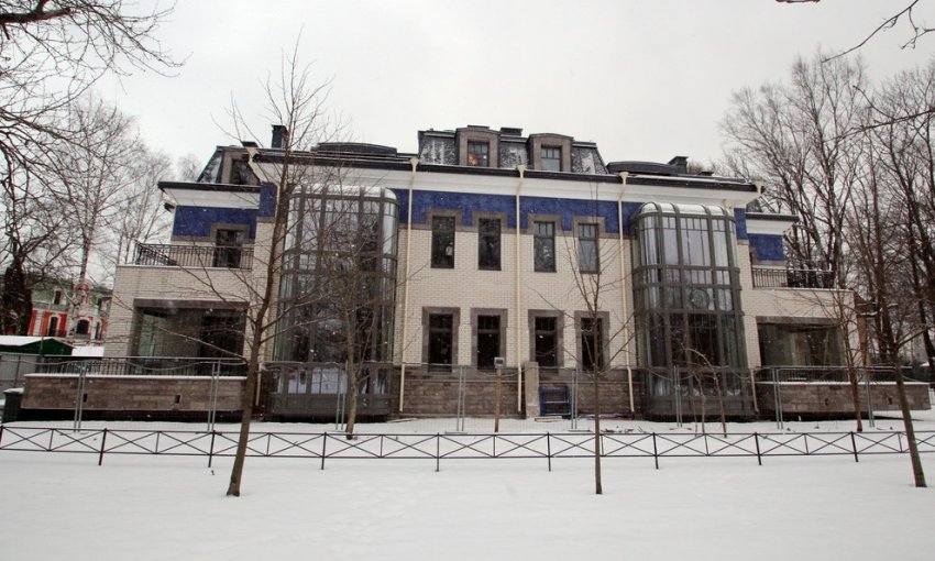 Во дворах на Каменном острове построили дачу с видом на парк - «Свежие новости строительства»