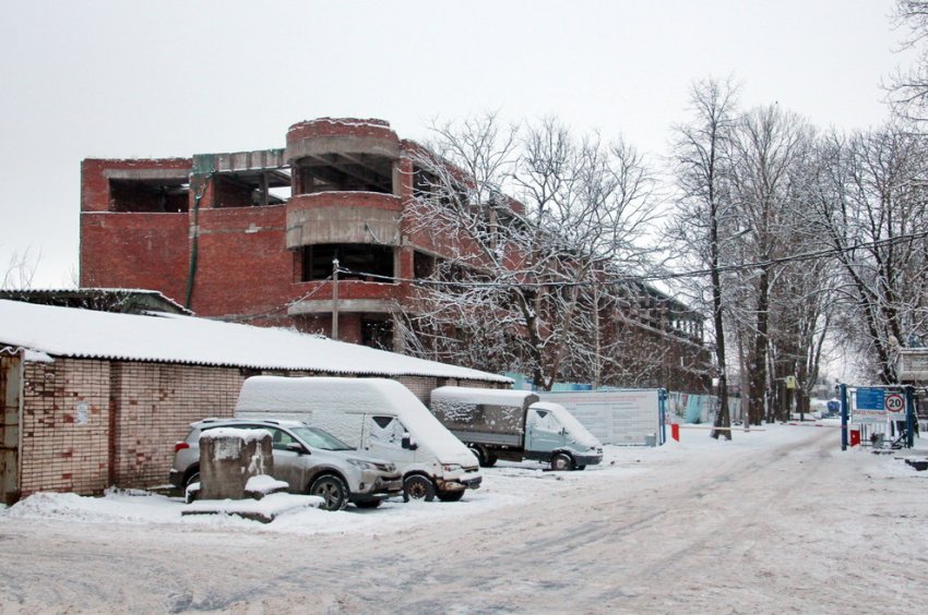 На Петровской косе под жилье снесли недостроенную судоверфь - «Свежие новости строительства»