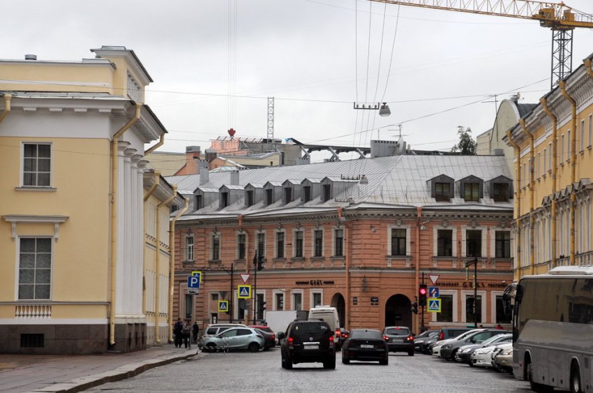 В перспективу Инженерной улицы вторглось строящееся здание гостиницы - «Свежие новости строительства»