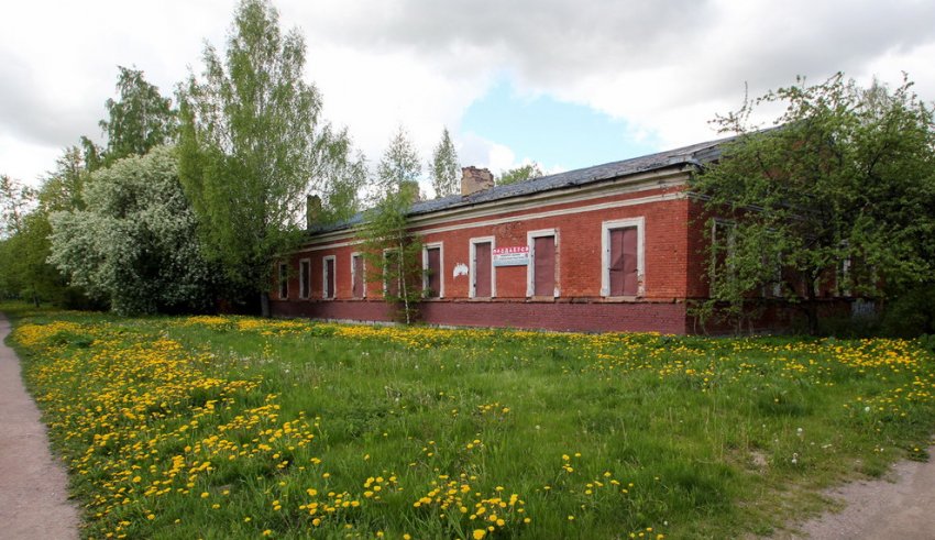 В Петергофе взялись за ремонт казармы на Конно-Гренадерской улице - «Свежие новости строительства»