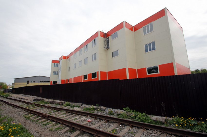 За школой на улице Ткачей построили офисное здание без окон - «Свежие новости строительства»