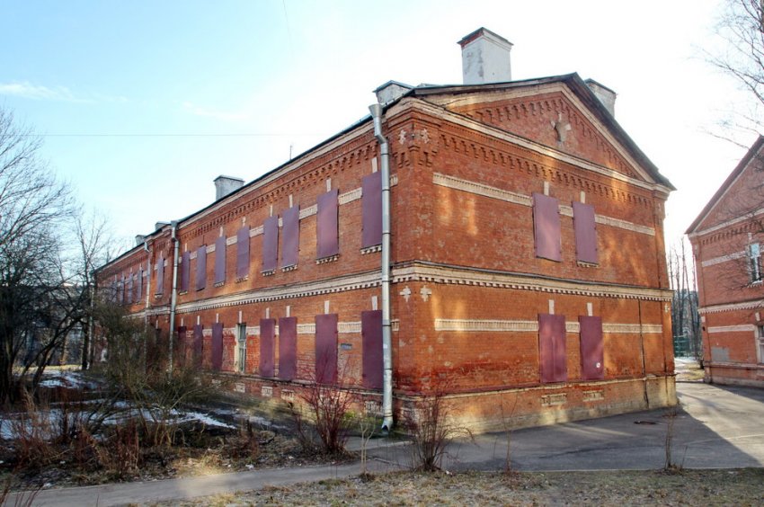 Заброшенную казарму-памятник на Суворовской в Петергофе отремонтируют - «Свежие новости строительства»