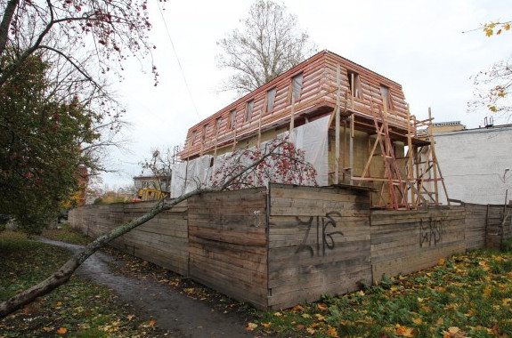 Старинный дом на Константиновской в Петергофе надстраивают - «Свежие новости строительства»