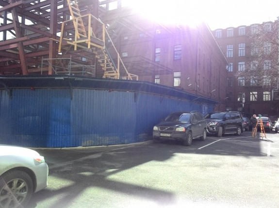 Во дворе на улице Красного Курсанта строят пятиэтажный бизнес-центр - «Свежие новости строительства»