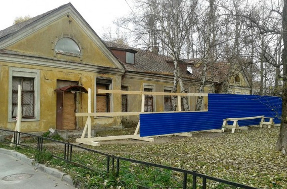 ЛенспецСМУ незаконно поставило забор на Омской улице - «Свежие новости строительства»