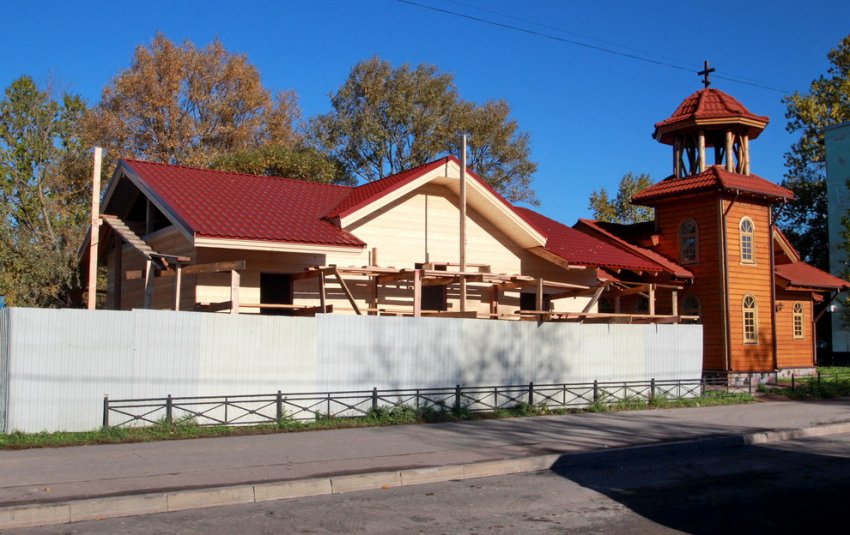 На проспекте Народного Ополчения возводят дом причта при новом храме - «Свежие новости строительства»