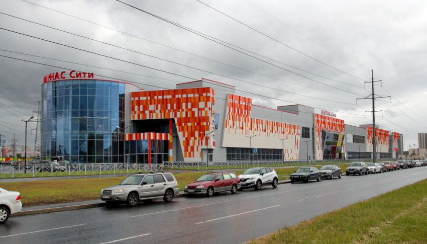 На улице Михаила Дудина на Парнасе сдали торговый центр - «Свежие новости строительства»