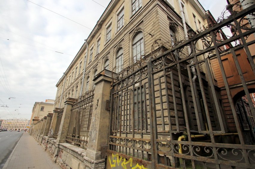 На Загородном подразобрали ограду палисадника Технологического института - «Свежие новости строительства»