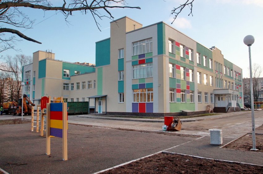 Во дворах на улице Летчика Пилютова расширили здание детсада - «Свежие новости строительства»