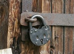 Почему можно лишиться своего дома или квартиры, если жить в другом месте: три случая - «Дайджест»