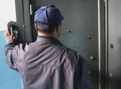 Проверки квартир: когда они незаконны и дверь проверяющим можно не открывать - «Дайджест»