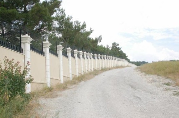 Растет забор вокруг дворца патриарха - «Недвижимость»