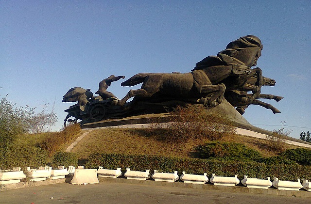 Тачанка-ростовчанка. Дизайнеры перепутали российский памятник с украинским - «Недвижимость»