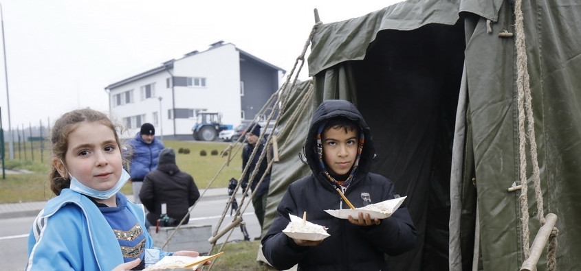 Фотофакт. Белорусский Красный Крест оказывает помощь беженцам на белорусско-польской границе - «Свежие новости строительства»