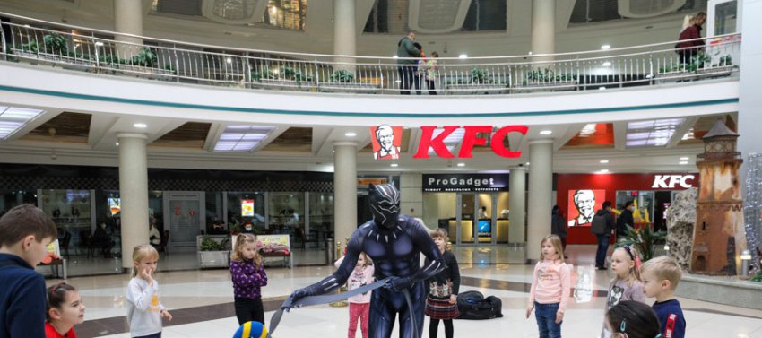 Много игр и мыльных пузырей. В ТЦ «Столица» детей развлекала Черная Пантера - «Свежие новости строительства»