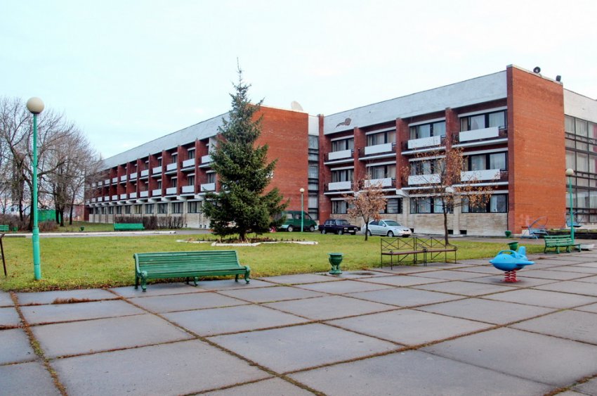 На Портовой улице в Стрельне снесли заброшенный санаторий - «Свежие новости строительства»