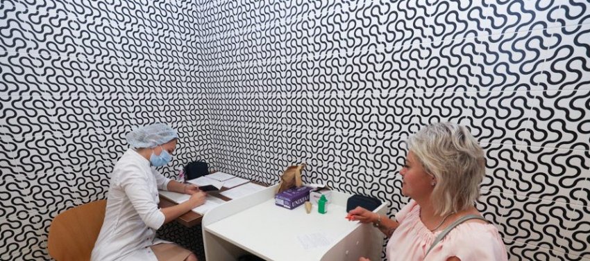 «Надо верить науке и медицине». Посмотрели, как работает в столичном ТЦ пункт вакцинации от COVID-19 - «Свежие новости строительства»