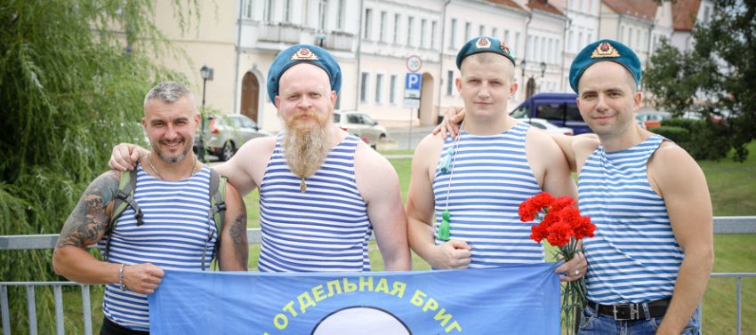 «С праздничком, братишки!» В центре Минска сотни минчан отмечают День ВДВ - «Свежие новости строительства»