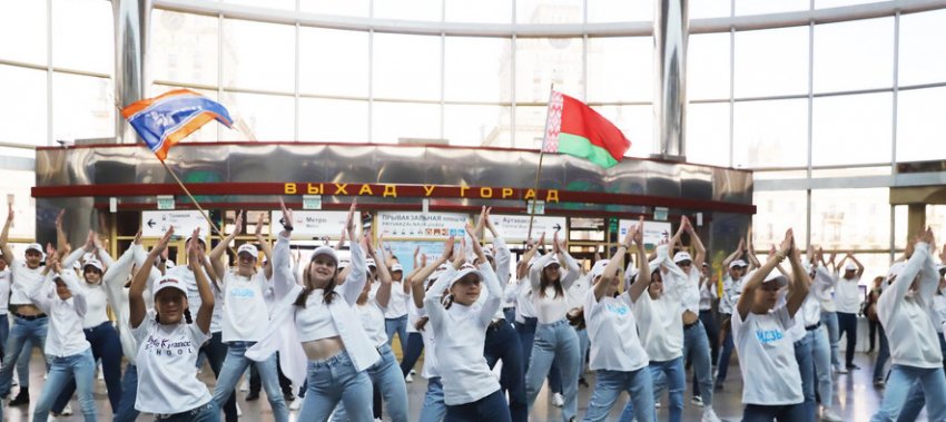 Отожгли по полной! Посмотрите, какой танцевальный флешмоб организовали на ж/д вокзале - «Свежие новости строительства»