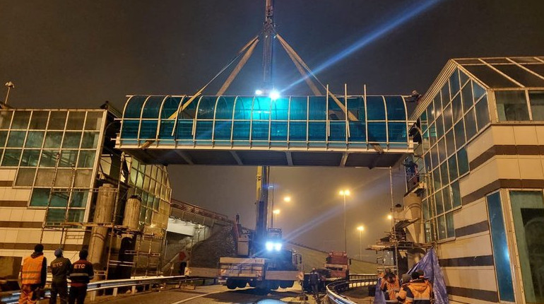 На развязке КАД с Пулковским восстановили надземный переход. Посмотрите, как поднимали 15-тонный пролет - «Свежие новости строительства»