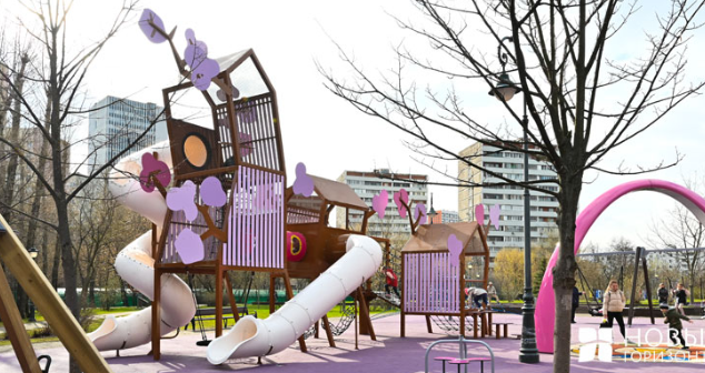 «ТАНЦУЮЩИЕ ДОМИКИ» от «Новых Горизонтов» – детские площадки в стиле эко-модерн - «Строим Город»