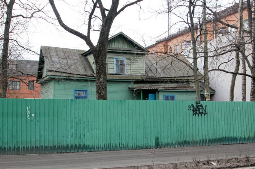 К середине лета с фасадов служб-памятника в Ломоносове должны содрать сайдинг - «Свежие новости строительства»