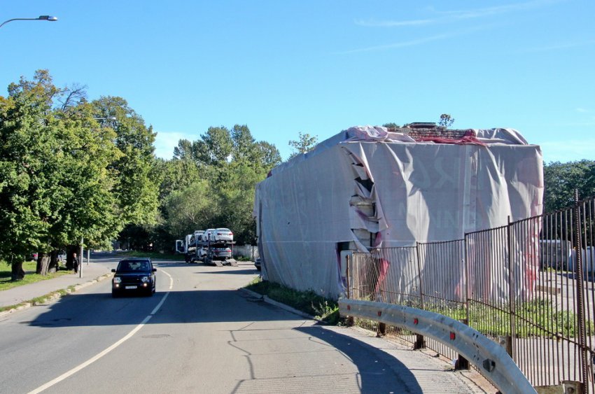 На Шкиперском протоке снесли заброшенную «сталинку» диспетчерской - «Свежие новости строительства»