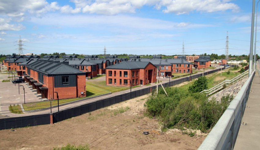 Возле Сергиевского путепровода в Стрельне сдали комплекс таунхаусов - «Свежие новости строительства»