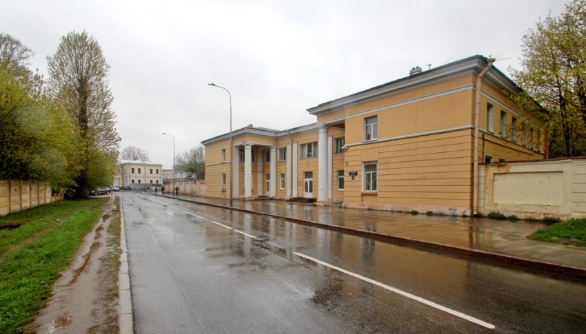 Двухэтажную «сталинку» на Шкиперском протоке обстоят жилыми коробками - «Свежие новости строительства»