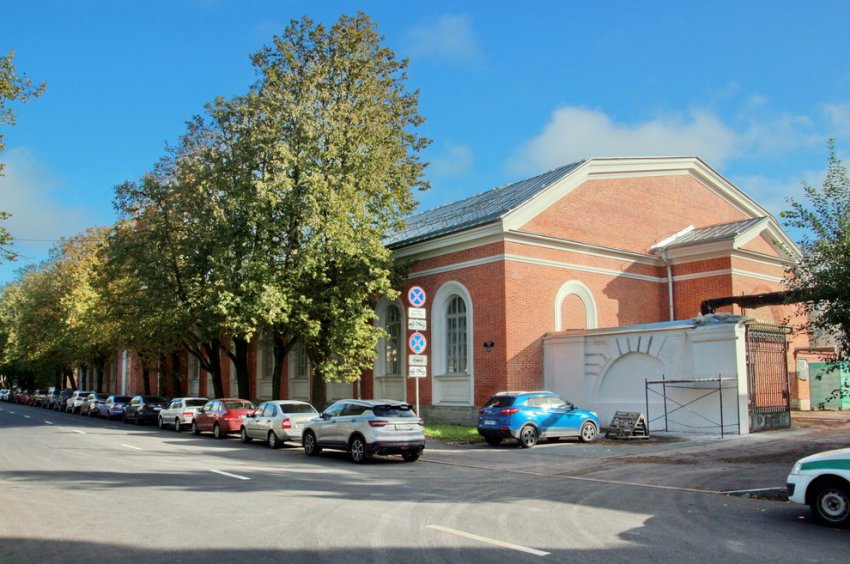 Манеж Уланского полка в Петергофе завершают ремонтировать спустя шесть лет - «Свежие новости строительства»