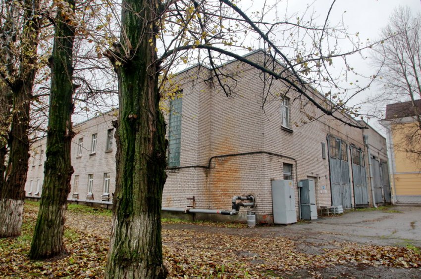 Силикатнокирпичное здание на Рощинской улице оштукатурят - «Свежие новости строительства»