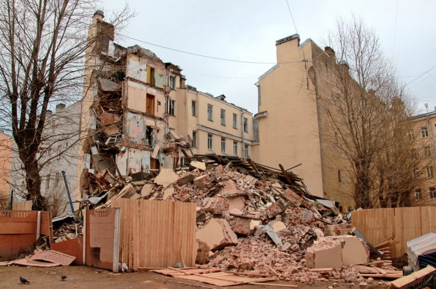 Завершился снос обрушившегося дворового флигеля на Гороховой улице - «Свежие новости строительства»