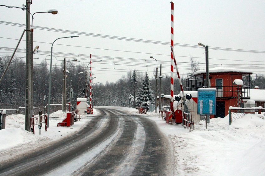 Будку закрытого переезда на старой трассе Нового шоссе в Белоострове снесут - «Свежие новости строительства»