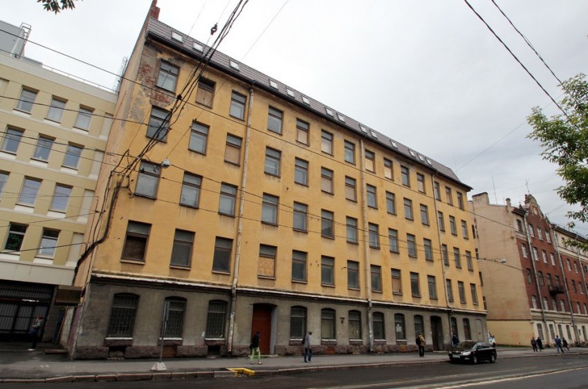 На улице Смолячкова взялись за ремонт заброшенной секции жилого дома - «Свежие новости строительства»