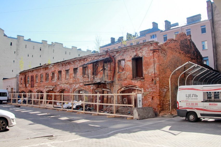 Руинированный дворовый флигель на Фонтанке надстроили щипцами - «Свежие новости строительства»