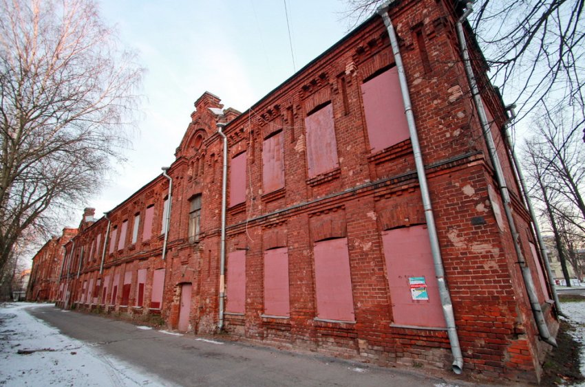 Заброшенный дом во дворах на Фронтовой в Стрельне отремонтировали - «Свежие новости строительства»