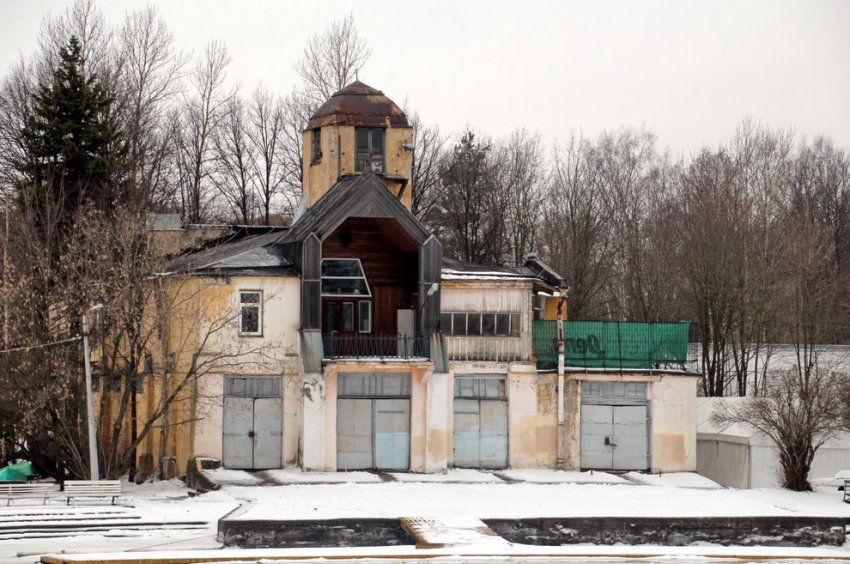 Здание гребного общества на Малой Невке лишилось пристройки с эллингом - «Свежие новости строительства»