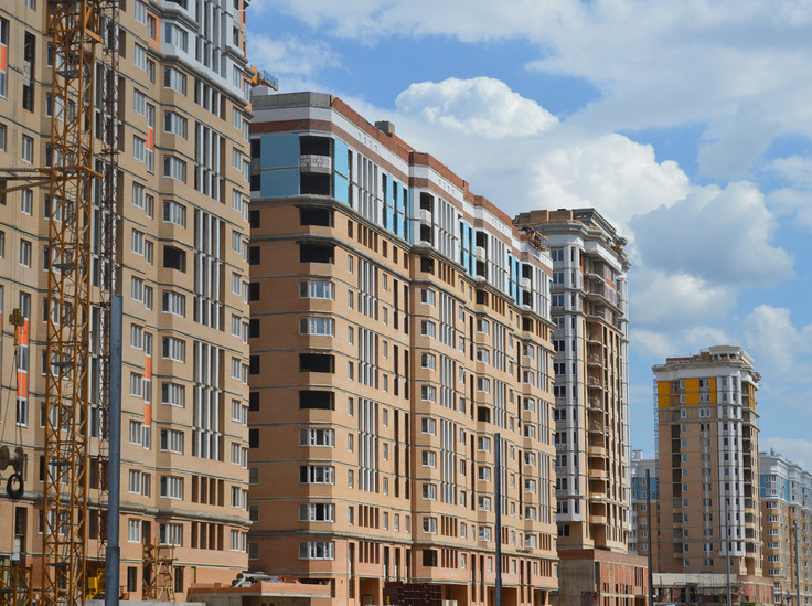 В июле продажи московских новостроек рухнули на 40% - «Недвижимость»