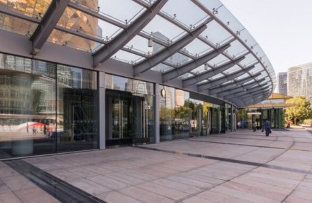 Преимущества и недостатки стеклянных козырьков