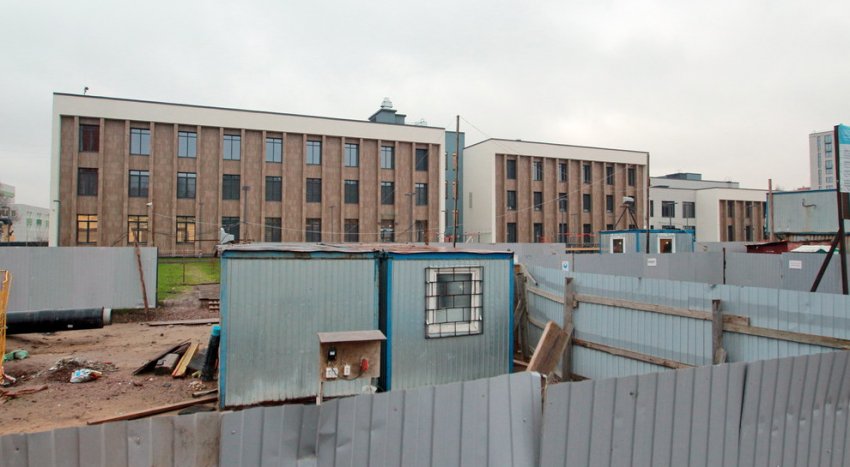 На улице Академика Константинова построили школу в окружении заборов - «Свежие новости строительства»