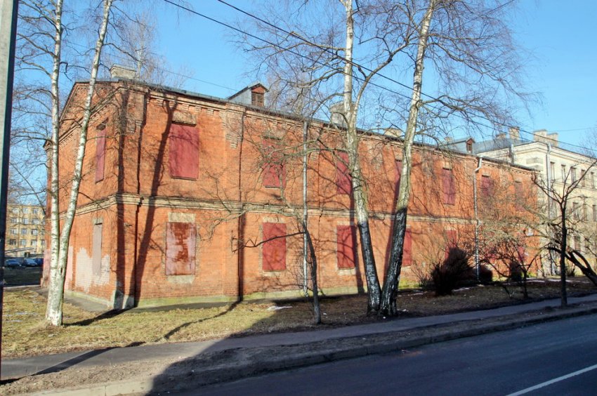 В Ломоносове капитально отремонтировали заброшенную казарму на Владимирской - «Свежие новости строительства»